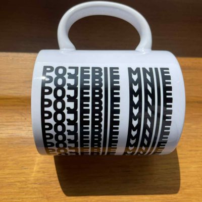 Kubek ze szlaczkiem z ukrytym napisem